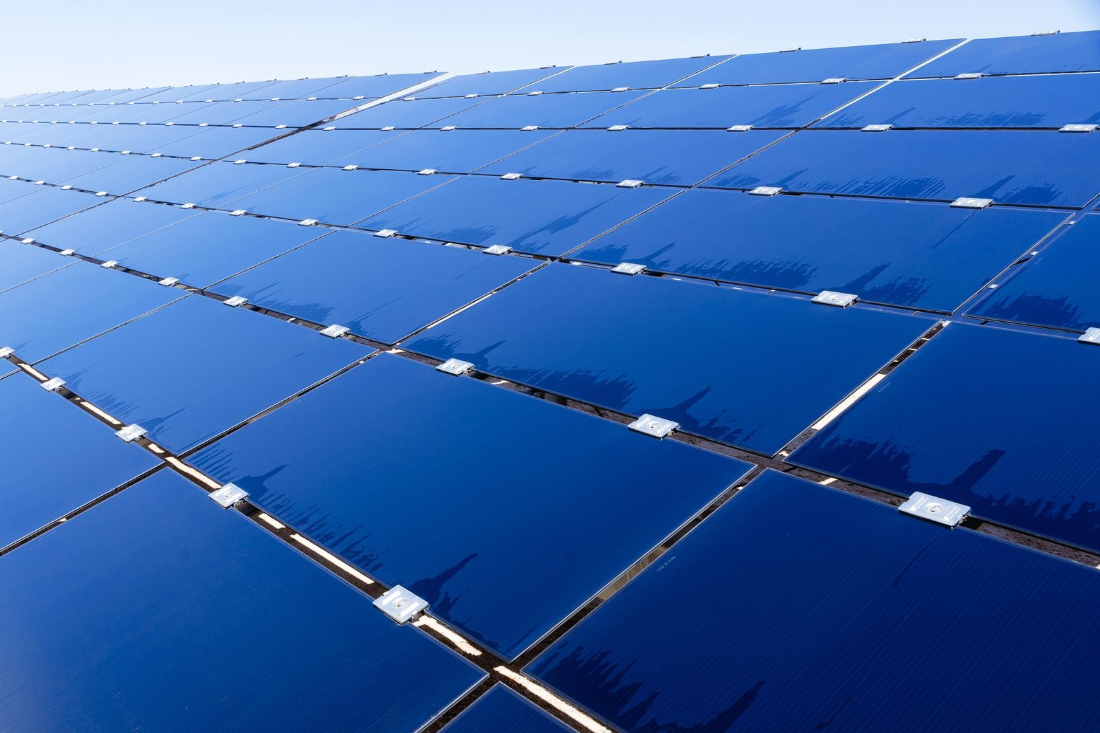 Solar photovoltaic panel array